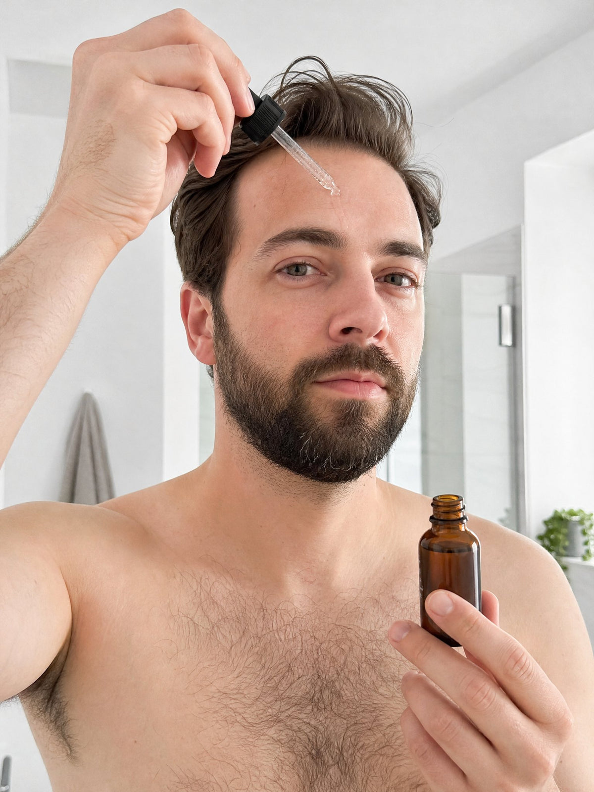 Un uomo applica sul viso un siero HALCYON.